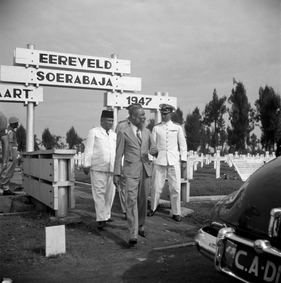 Inwijding ereveld Kembang Koening te Soerabaja CO van der Plas verlaat het e, Bestanddeelnr 8149