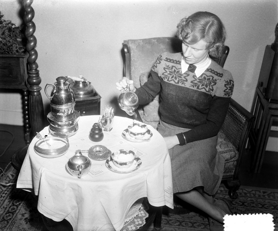 Irma Schuhmacher-Heijting schenkt thee in, Bestanddeelnr 904-9588