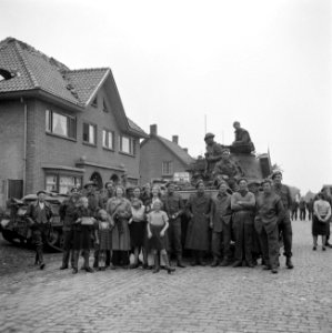 Inwoners van Aalst poserend met militairen van de Irish Guards de kinderen hebb, Bestanddeelnr 255-9200