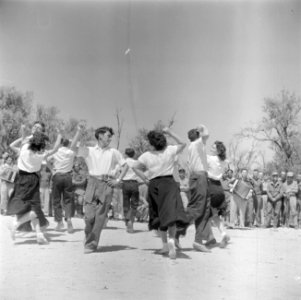 Inwoners van een kibboets dansen en zingen tijdens de herdenking van de onafhank, Bestanddeelnr 255-0743
