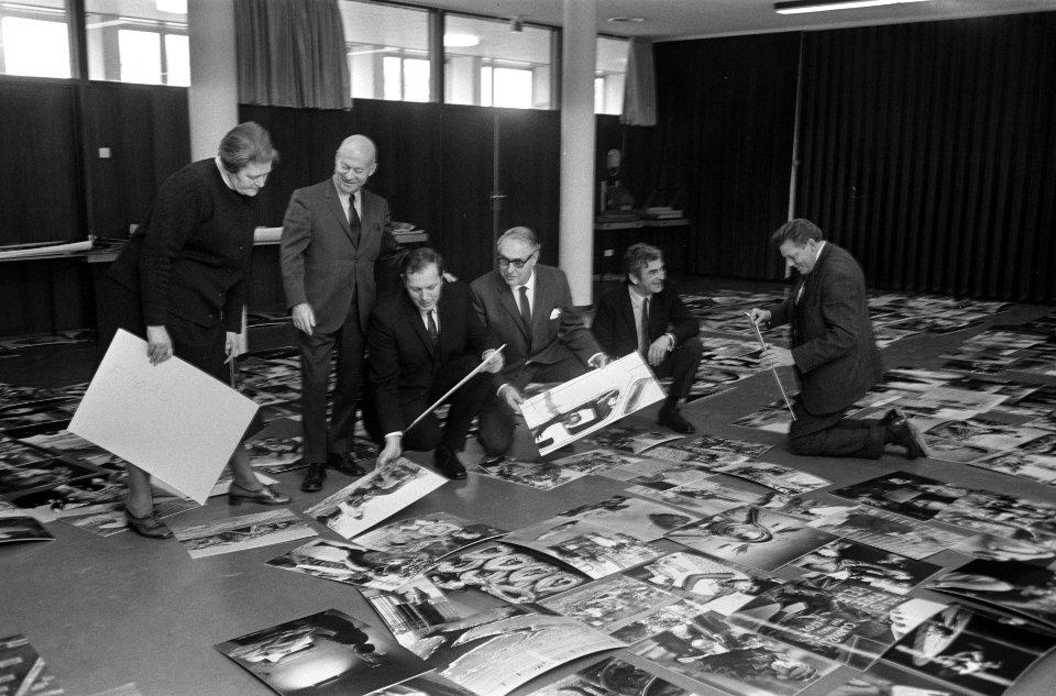 Inzendingen voor World Press Photo 1969 worden beoordeeld door jury in Congresge, Bestanddeelnr 923-0859