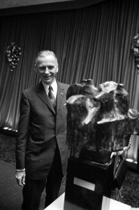 Ir. J. Bosma ontvangt prijs van Nederlands Centrum van Directeuren in Hilton Ams, Bestanddeelnr 925-1807