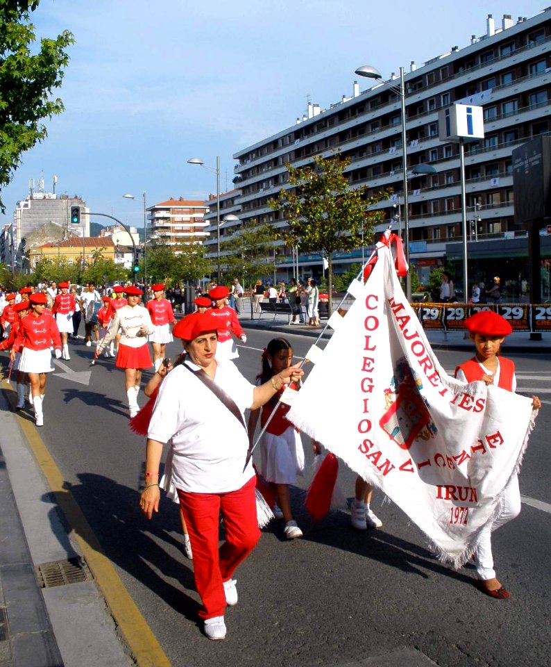 Irún - desfile de majorettes (2010) 01