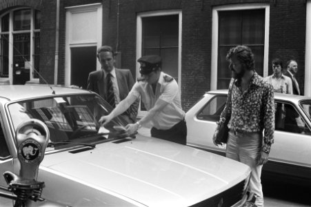 Ir. Jan Barkhof, adjunct-hoofddirecteur ANWB, kijkt toe hoe op een foutgeparkeer, Bestanddeelnr 931-6651