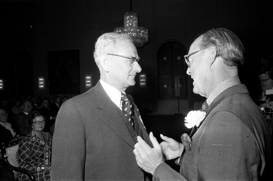 Ir. Bonebakker ontvangt de onderscheiding van prins Bernhard, Bestanddeelnr 928-0096