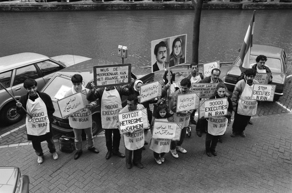 Iraniërs demonstreren voor het Italiaans Consulaat in Amsterdam tegen het bezoek, Bestanddeelnr 934-3879