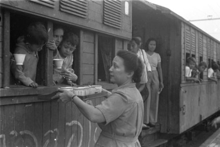 Inzittenden van de trein krijgen iets te drinken aangereikt op een dienblad, Bestanddeelnr 120A-6-1