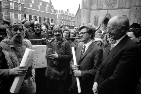 Inwoners Raalte met minister Westerterp en kamervoorzitter Vondeling, Bestanddeelnr 926-9849