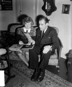 Irma Schuhmacher-Heijting bekijkt fotoalbum met echtgenoot, Bestanddeelnr 904-9589