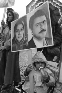 Iraniers demonstreren tegen terrein in hun land, op Dam in Amsterdam jong demon, Bestanddeelnr 934-3161