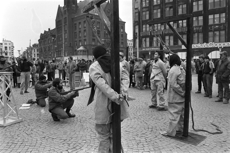 Iranmanifestatie op de Dam in Amsterdam over het schenden van mensenrechten in I, Bestanddeelnr 933-2322