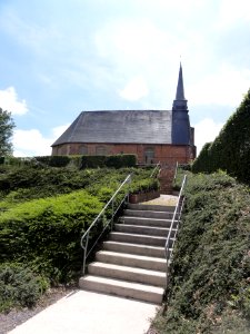 Iron (Aisne) église avec escalier devant