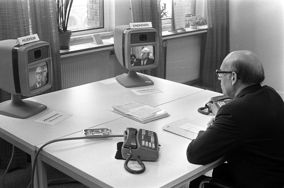 Ir. D. van den Berg , (hoofddirecteur technische zaken van de PTT) tijdens de de, Bestanddeelnr 927-0493
