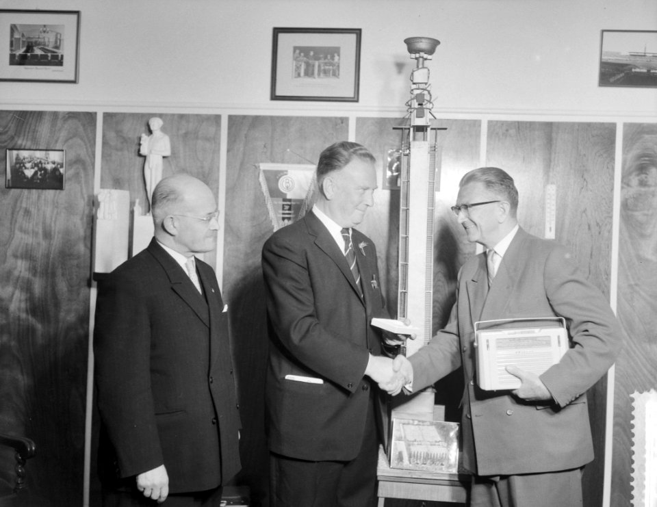 Ir. A. van Emmenes ontvangt een transistorradio en een legpenning, Bestanddeelnr 910-4025