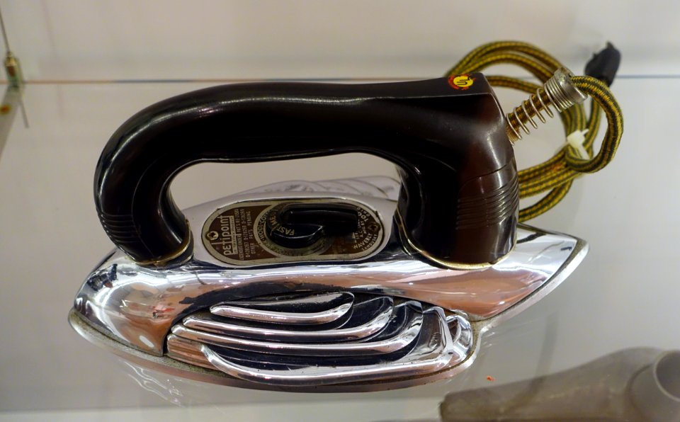Iron, Model W410, Petipoint, designed by Clifford Brooks Stevens, Waverly Tool Company, Sandusky, Ohio, 1940, chrome-plated steel, bakelite - Museum für Angewandte Kunst Köln - Cologne, Germany - DSC09525