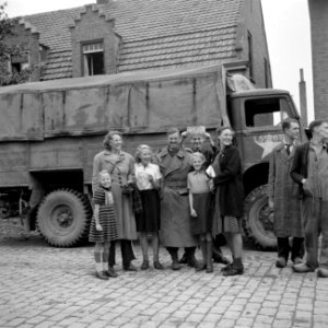 Inwoners van Aalst poserend met een militair van de Irish Guards in hun hand Br, Bestanddeelnr 255-9196