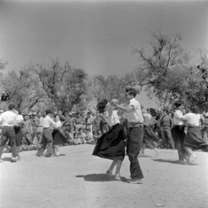 Inwoners van een kibboets dansen en zingen tijdens de herdenking van de onafhank, Bestanddeelnr 255-0747