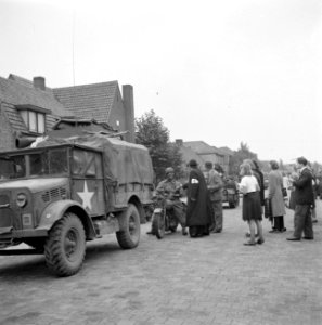 Inwoners van Aalst waaronder een pastoor (in het zwart) verwelkomen militairen, , Bestanddeelnr 255-9187