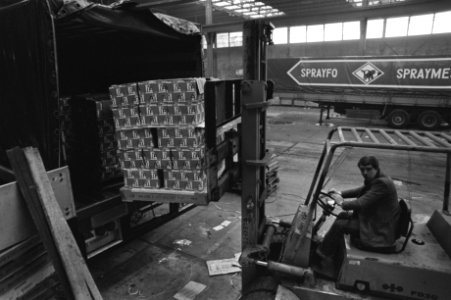 Inzamelingsaktie van kerstpakketten voor Polen groot succes Bij transportfirma i, Bestanddeelnr 931-8530