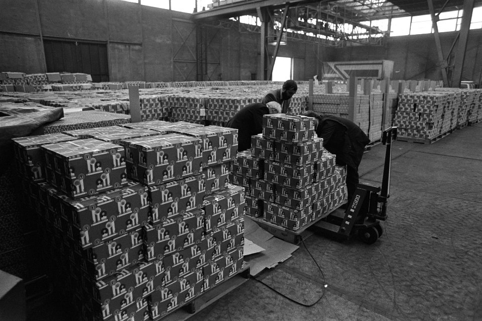 Inzamelingsaktie van kerstpakketten voor Polen groot succes. Bij transportfirma , Bestanddeelnr 931-8528