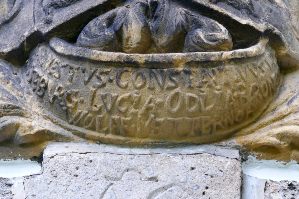 Istrup - Bartholomäuskapelle -Inschrift Wappenstein