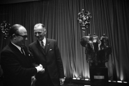 Ir. J. Bosma ontvangt prijs van Nederlands Centrum van Directeuren in Hilton Ams, Bestanddeelnr 925-1808