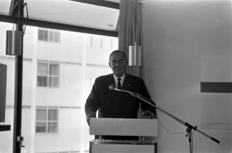 Ir. F. Philips (president-directeur van de N.V. Philips) houdt een toespaak, Bestanddeelnr 921-6267