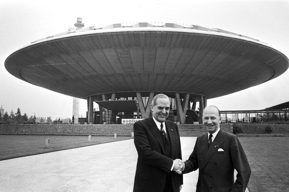 Ir. F. Philips (l) schudt de hand van president-directeur jhr. H.A.C. van Riemsd, Bestanddeelnr 924-5876