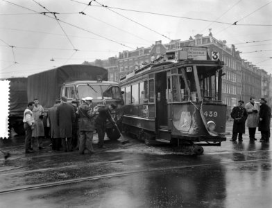 Italiaanse vrachtwagen ramt tramlijn 3 te Amsterdam Wibautstraat hoek Ruysschst, Bestanddeelnr 910-9618