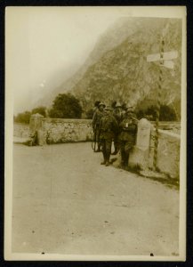 Italiaanse militairen bewaken een brug in bergachtig gebied, Bestanddeelnr 158-0356