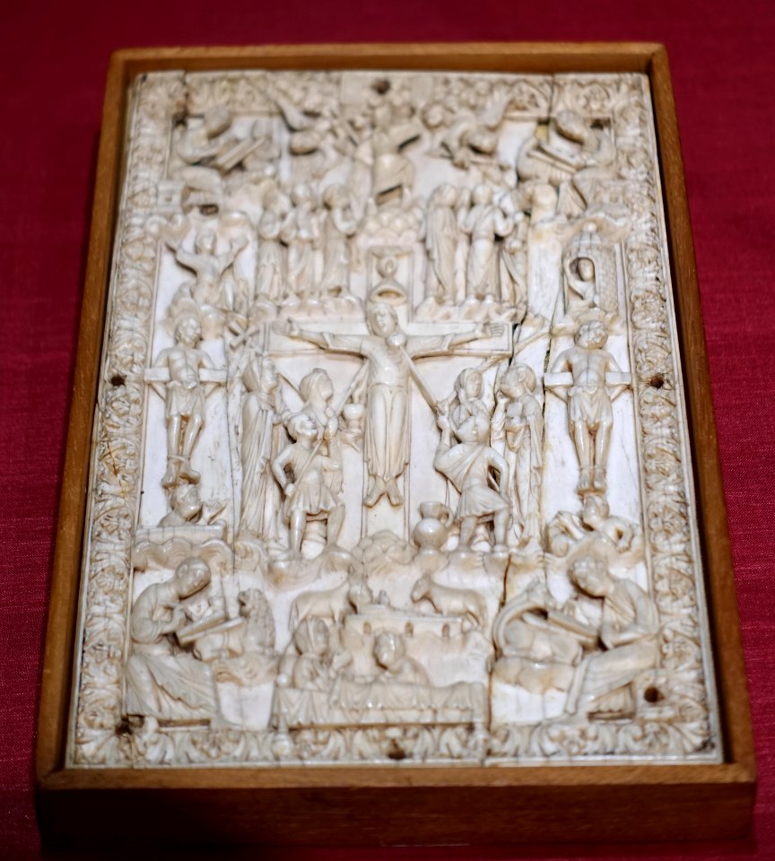 Ivory called 'with little figures', Liege workshop, c. 1030-1050 AD, ivory - Cinquantenaire Museum - Brussels, Belgium - DSC08821