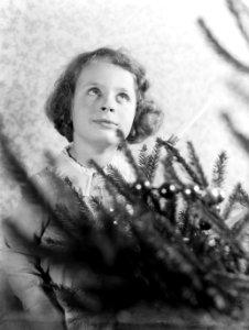Irmgard staat achter een versierde kerstboom, Bestanddeelnr 189-1121