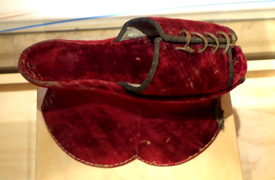 Italian Renaissance chopine, 16th century - Bata Shoe Museum - DSC00096