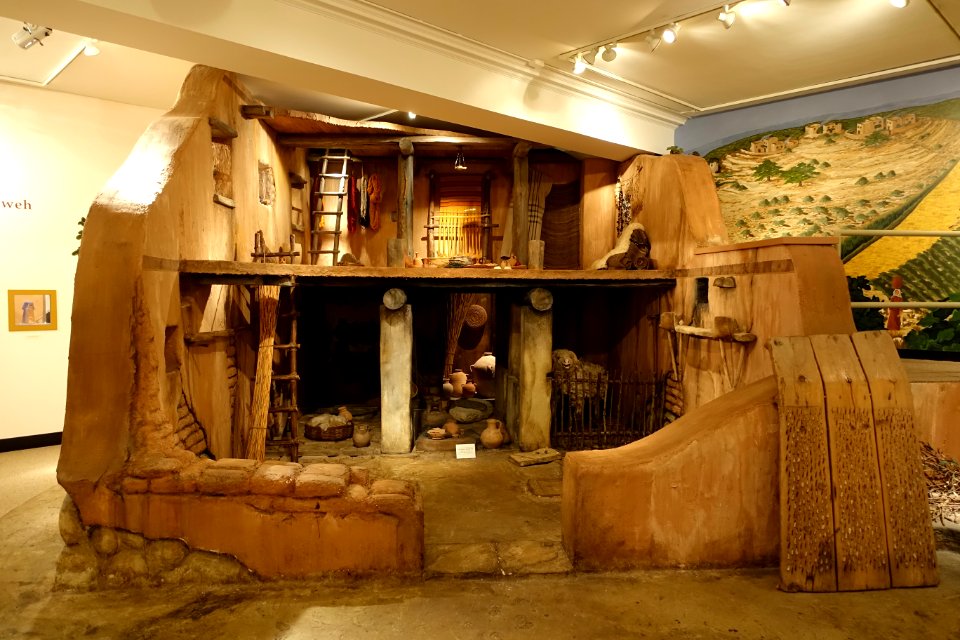 Israelite house mockup, Iron Age, 1200-586 BC - Harvard Semitic Museum - Cambridge, MA - DSC06022