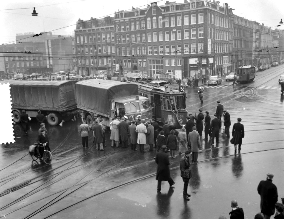 Italiaanse vrachtwagen ramt tramlijn 3 Wibautstraat hoek Ruysschstraat, Bestanddeelnr 910-9620