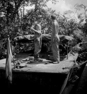 Ipil (Zd.Sumatra) Schipper Hans van de Berg uit Den Haag en zijn machinist Geor, Bestanddeelnr 13210