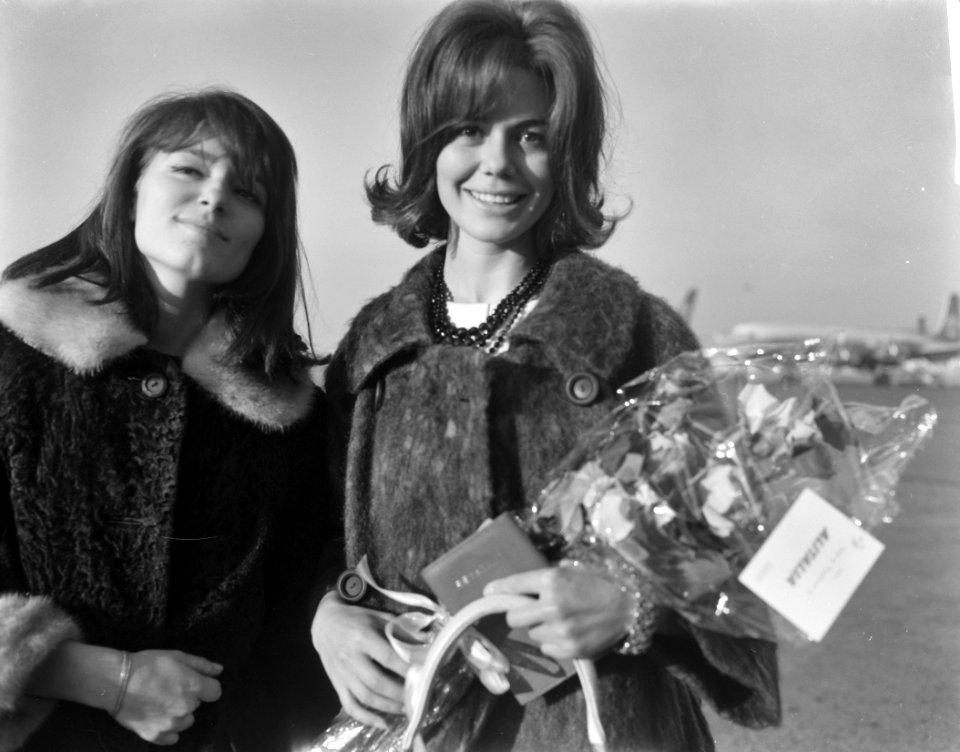 Italiaanse filmster Giorgia Moll (links) op Schiphol, Bestanddeelnr 913-2066