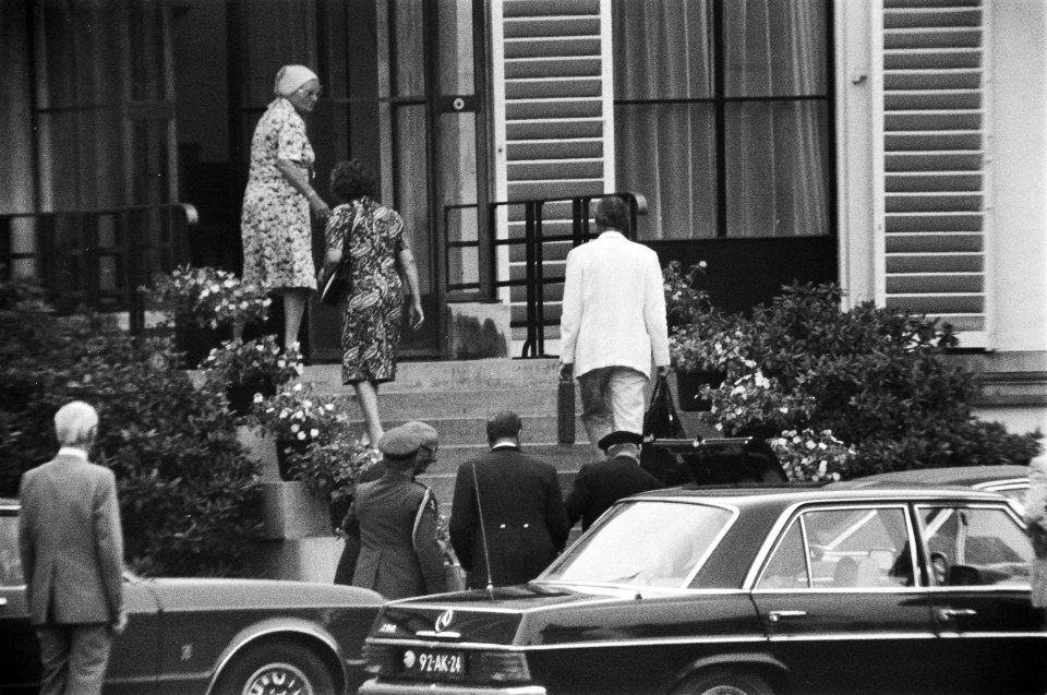 Ivm Rapport Donner aankomst koningin Juliana en Prins Bernhard voor Paleis So, Bestanddeelnr 928-7479
