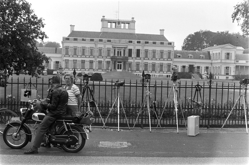 Ivm Rapport Donner aankomst koningin Juliana en Prins Bernhard voor Paleis So, Bestanddeelnr 928-7481
