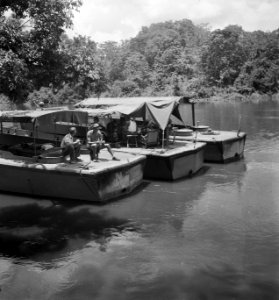 Ipil (zuid-Sumatra) Drie motorboten, LCVP, Bestanddeelnr 13216