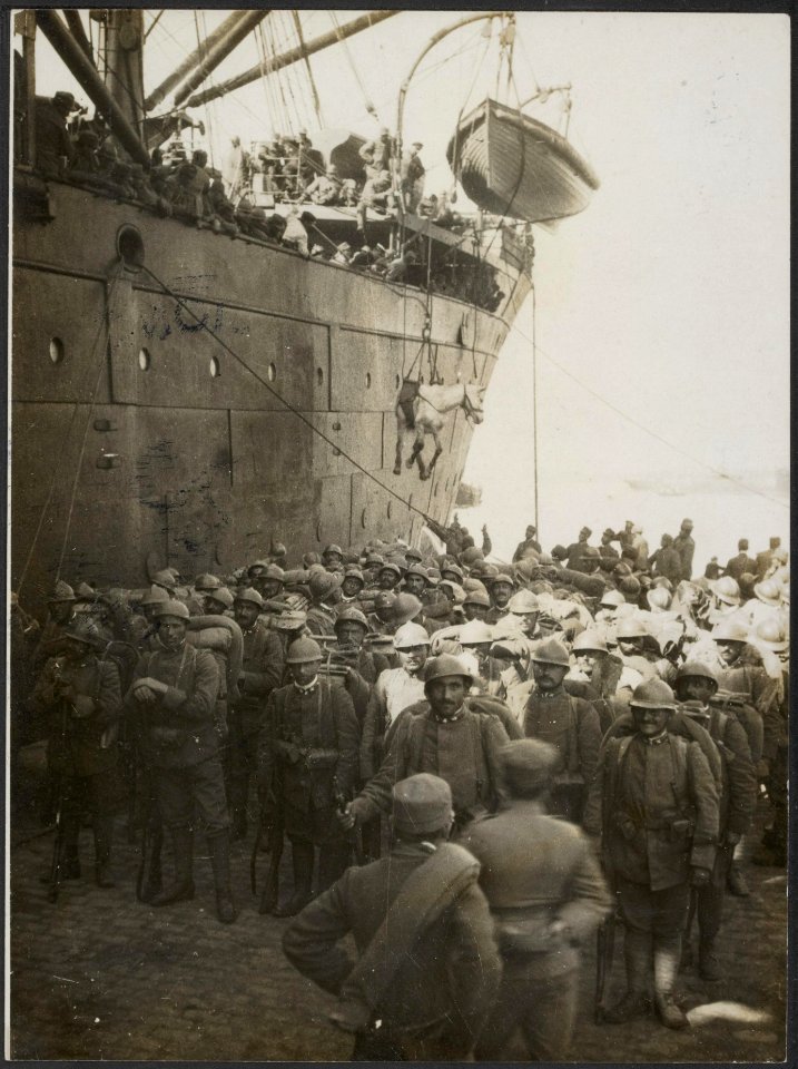 Italian reinforcements landing at Salonica., Bestanddeelnr 158-2166