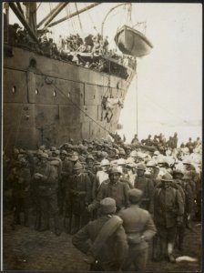 Italian reinforcements landing at Salonica., Bestanddeelnr 158-2166