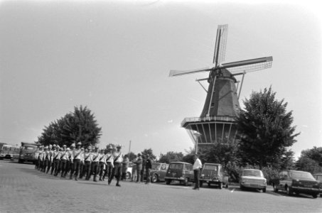 Israelische wandelaars bij molen De Blom of Bloem te Amsterdam-West aan de Haarl, Bestanddeelnr 924-7435