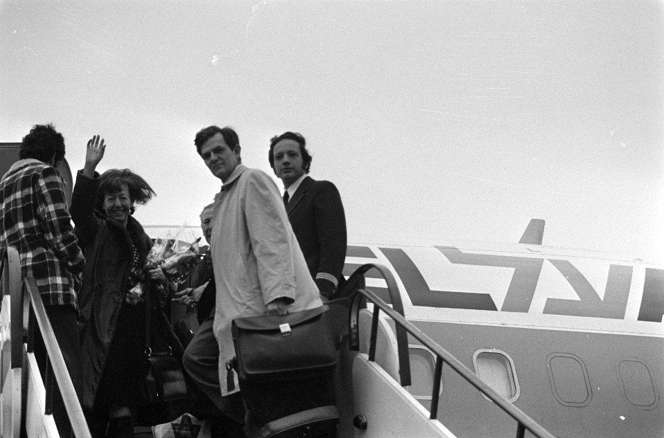 Israelische ambassadeur Bar-On voorgoed uit Nederland vertrokken vanaf Schiphol, Bestanddeelnr 928-3365