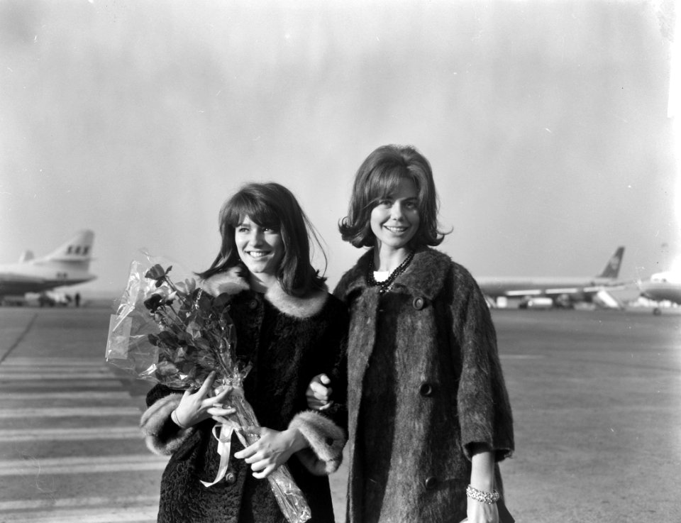 Italiaanse filmster Giorgia Moll (links) op Schiphol, Bestanddeelnr 913-2067