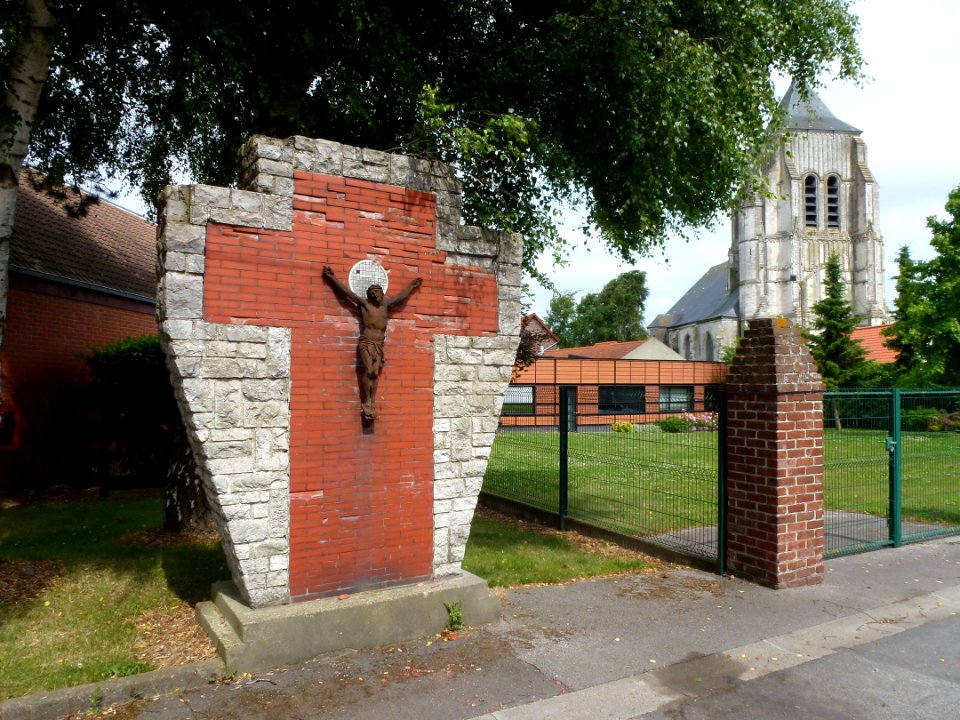 Isbergues (Pas-de-Calais) croix de chemin et tour de l'église