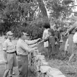 Israelische medische colonne van de medische dienst Magen David bezoekt een arab, Bestanddeelnr 255-0954