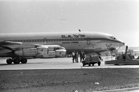 Israelisch vliegtuig met bloedplasma op Schiphol, Bestanddeelnr 920-3887 photo