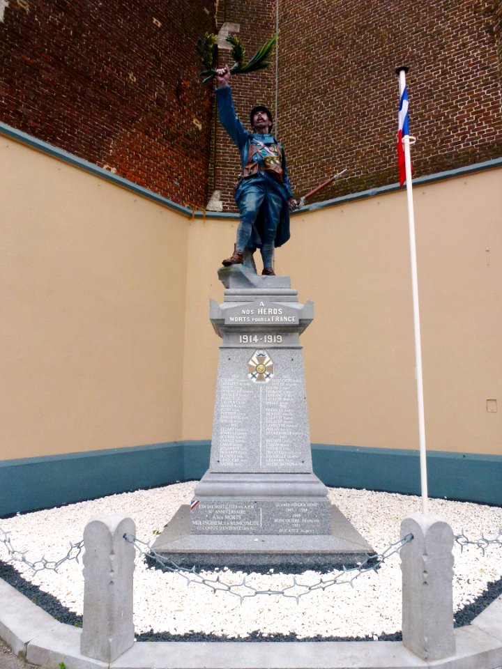 Isbergues Molinghem (Pas-de-Calais) monument aux morts communal