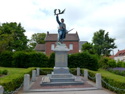 Isbergues (Pas-de-Calais) momument aux morts